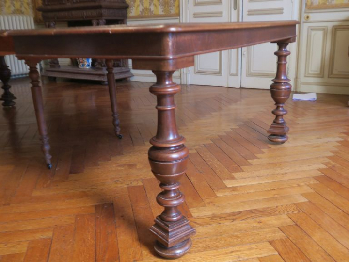 Table de salle à manger à allonges en noyer, modèle à ceinture, pieds 