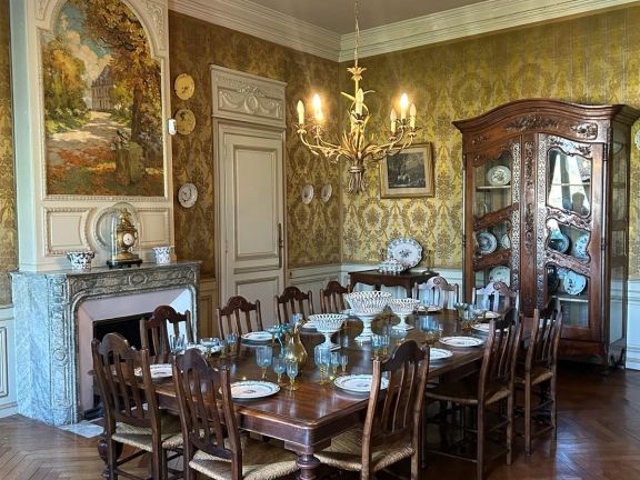 Table de salle à manger à allonges en noyer, modèle à ceinture, pieds 