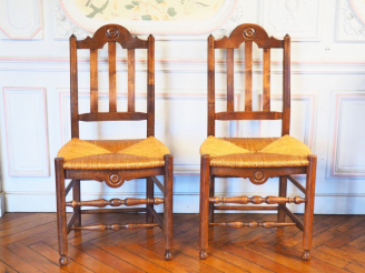 Vente aux enchères Douze chaises paillées XIXème en bois naturel, dossier ajouré, pièteme