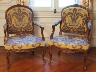 Vente aux enchères Paire de fauteuils Louis XV en noyer mouluré et sculpté à décor de fle