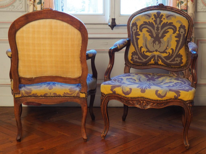 Paire de fauteuils Louis XV en noyer mouluré et sculpté à décor de fle