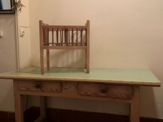 Vente aux enchères Table de cuisine en pin, deux tiroirs en ceinture, plateau en formica.
