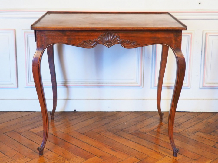 Table cabaret de style Louis XV en bois naturel, ouvrant à deux tiroir
