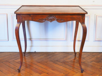 Vente aux enchères Table cabaret de style Louis XV en bois naturel, ouvrant à deux tiroir