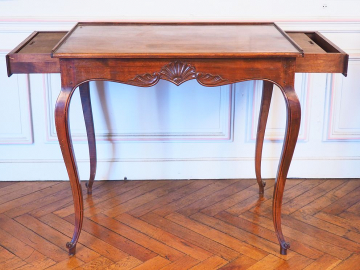 Table cabaret de style Louis XV en bois naturel, ouvrant à deux tiroir