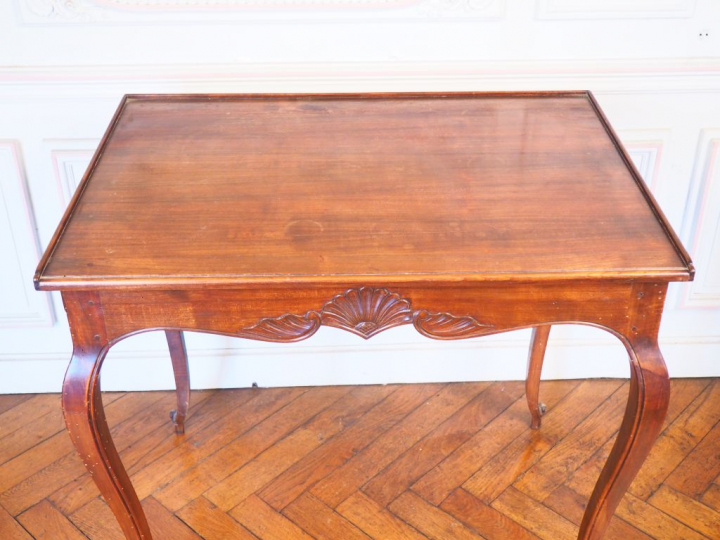 Table cabaret de style Louis XV en bois naturel, ouvrant à deux tiroir