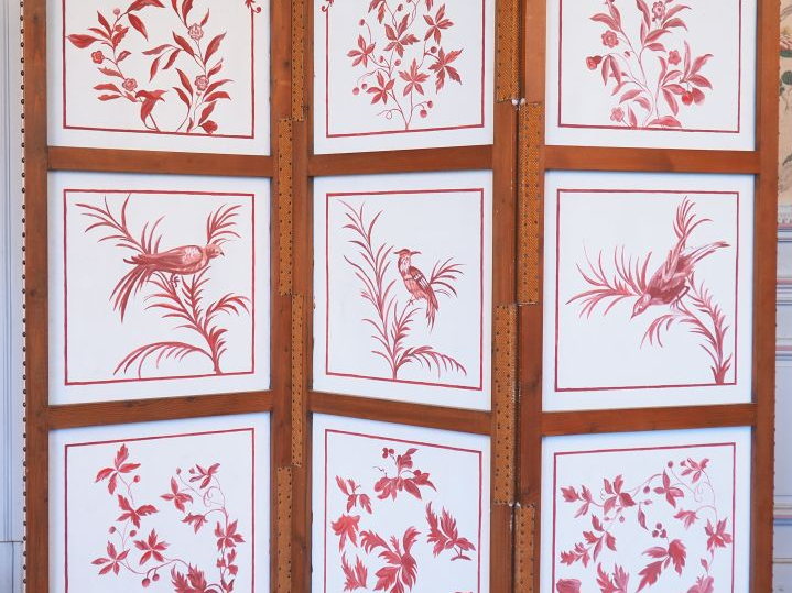 Paravent à trois brins en toile peinte à décor de chinoiseries. Double