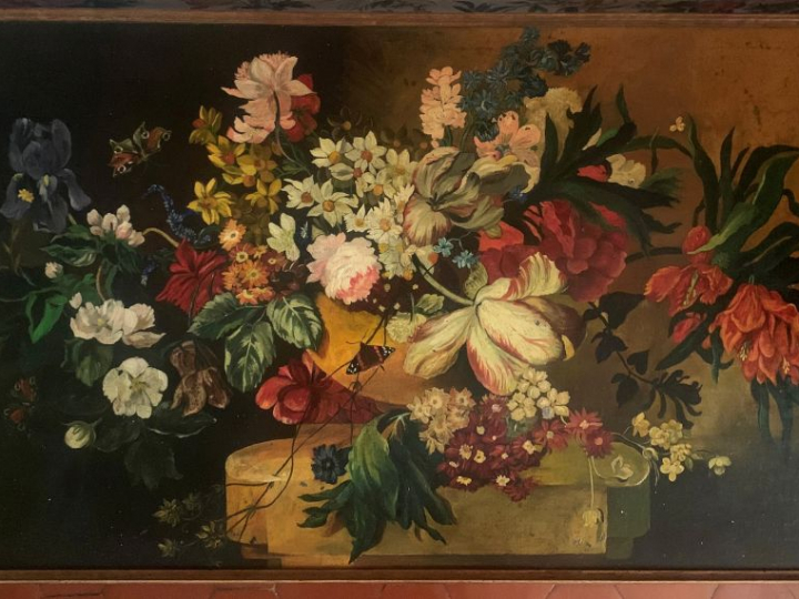 Table basse plateau peint à décor de nature morte.  Dim. 44 x 55 x 101