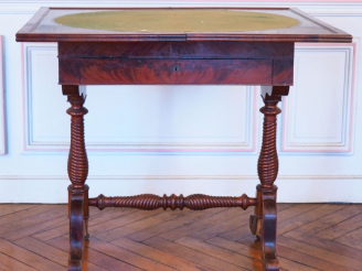 Vente aux enchères Table à jeux Napoléon III en acajou et placage d’acajou, plateau pivot