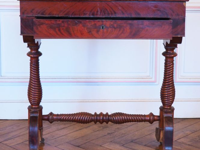 Table à jeux Napoléon III en acajou et placage d’acajou, plateau pivot