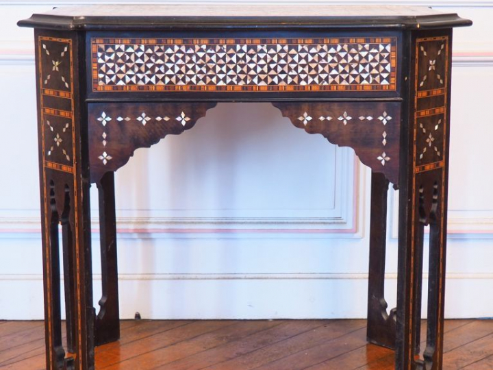 Table de style Syrien en marqueterie de nacre, à décor d’étoiles et de