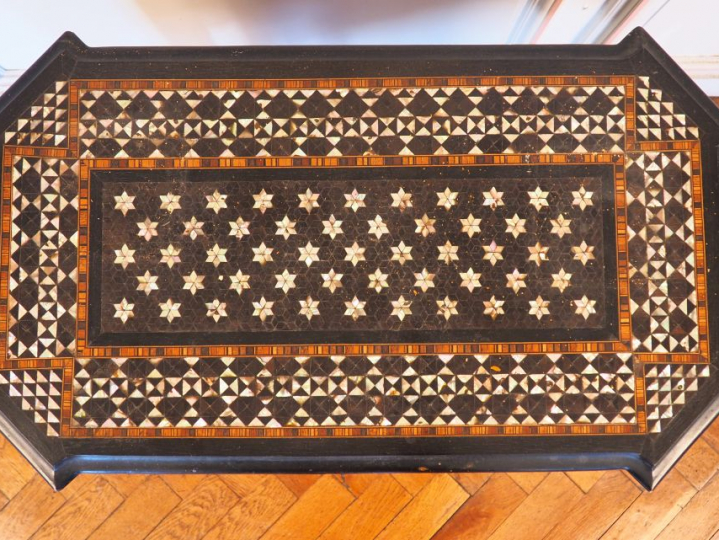 Table de style Syrien en marqueterie de nacre, à décor d’étoiles et de