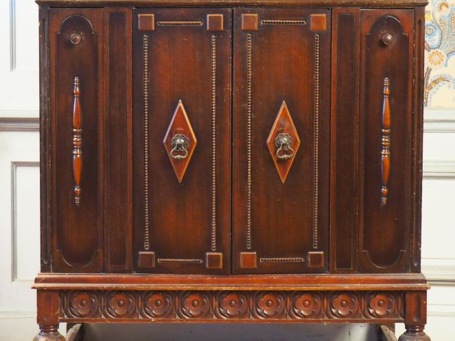 Meuble de radio en bois teinté, transformé en meuble bar. Dim. 103 x 8