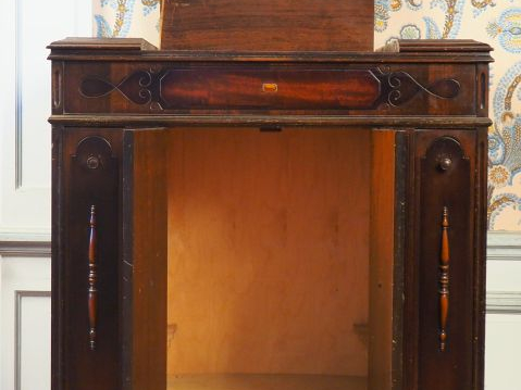 Meuble de radio en bois teinté, transformé en meuble bar. Dim. 103 x 8