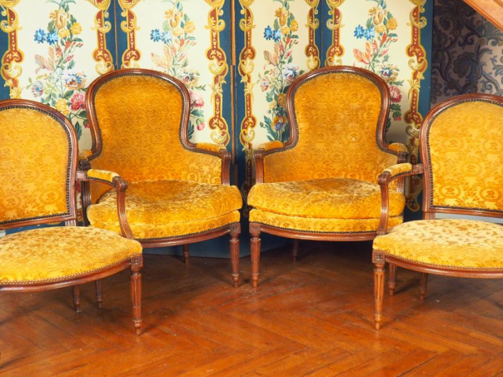 Mobilier de salon comprenant : une paire de bergères et une paire de f