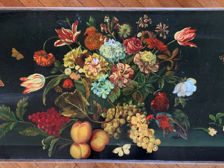 Table basse en bois naturel, plateau peint à décor de nature morte.  D