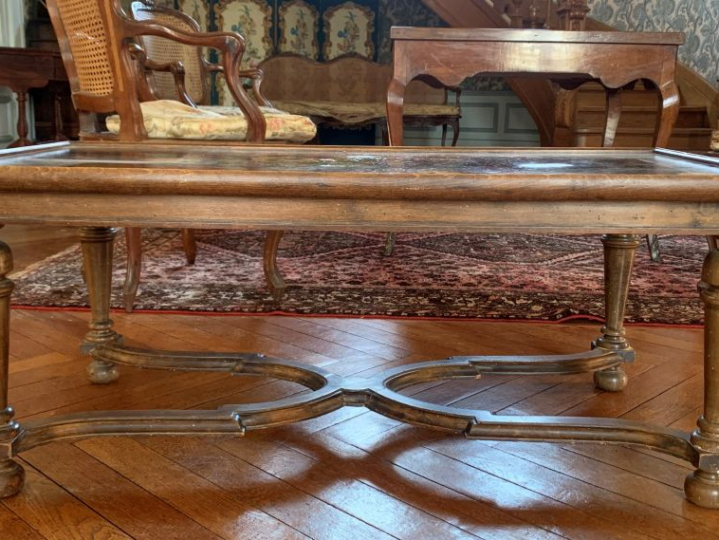 Table basse en bois naturel, plateau peint à décor de nature morte.  D