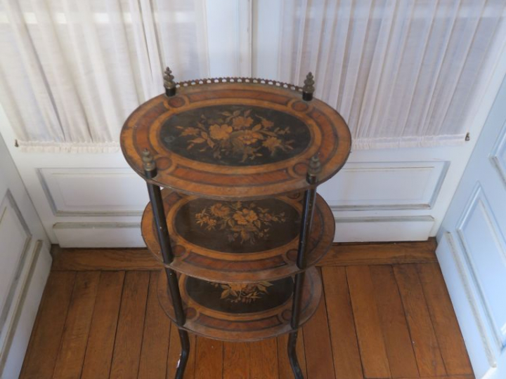 Guéridon Napoléon III en marqueterie à décor de fleurs, trois plateaux
