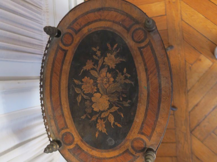 Guéridon Napoléon III en marqueterie à décor de fleurs, trois plateaux