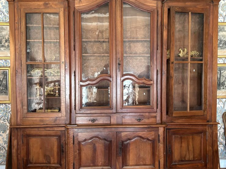 Bibliothèque de style Louis XV en noyer, ouvrant à quatre portes vitré