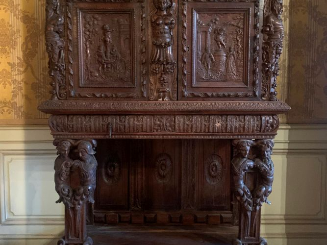 Crédence de style Renaissance en noyer mouluré et sculpté à décor de p