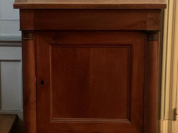 Oratoire de style Empire en noyer. Dim. 100 x x 69 x 41cm