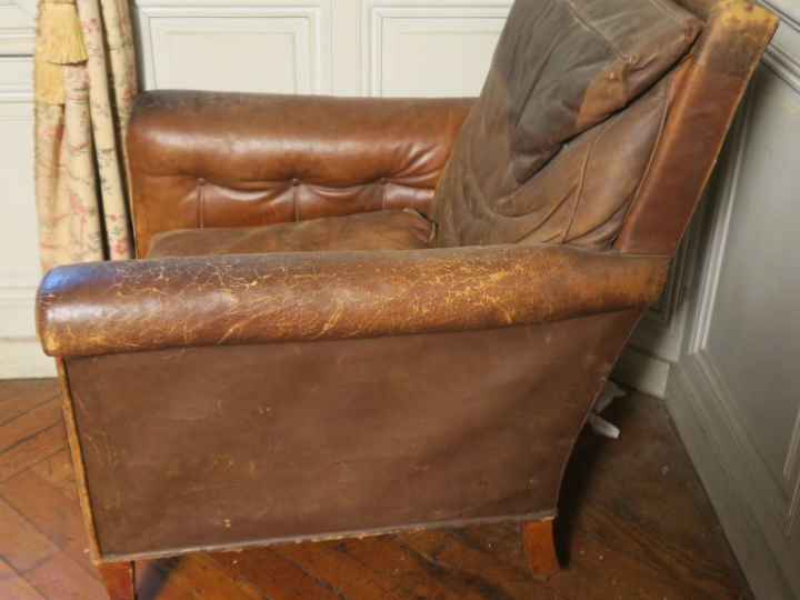 Paire de fauteuils club en cuir.  (mauvais état)