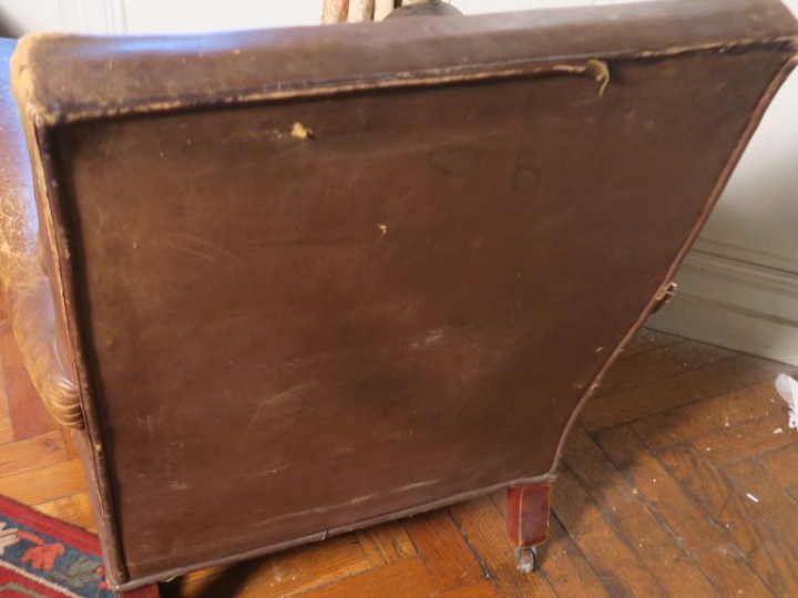 Paire de fauteuils club en cuir.  (mauvais état)