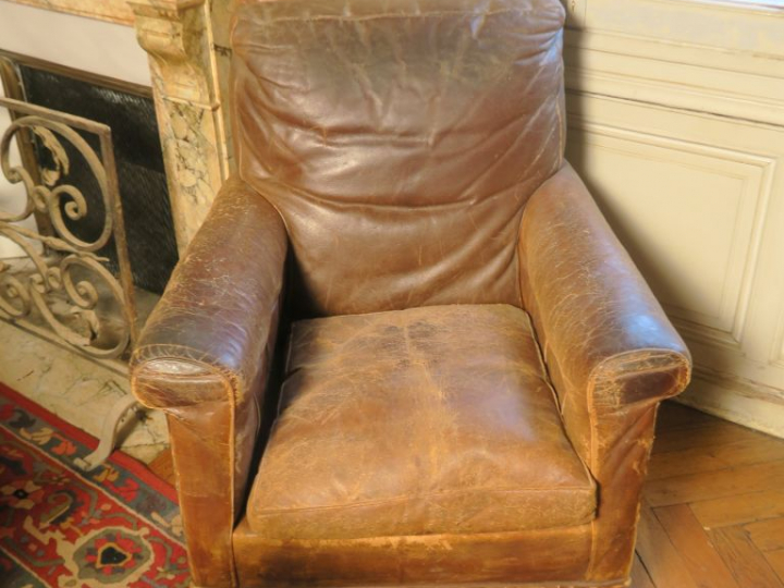 Paire de fauteuils club en cuir.  (mauvais état)