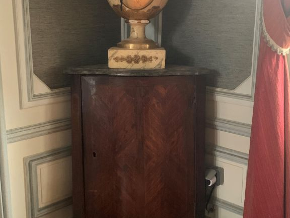 Paire d’encoignures Louis XV en marqueterie, dessus marbre gris. (mauv