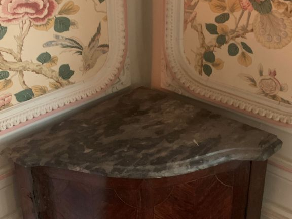 Paire d’encoignures Louis XV en marqueterie, dessus marbre gris. (mauv