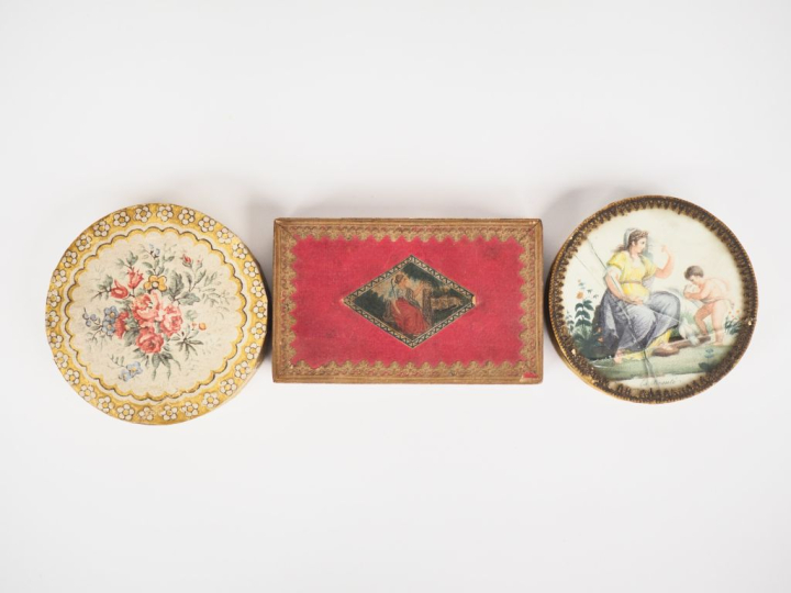 Trois différentes boîtes XIXème en carton mâché polychrome. Dim. 3 x 1