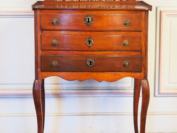 Chiffonnier Louis XV en merisier ouvrant à trois tiroirs légèrement ga