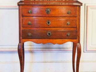 Vente aux enchères Chiffonnier Louis XV en merisier ouvrant à trois tiroirs légèrement ga