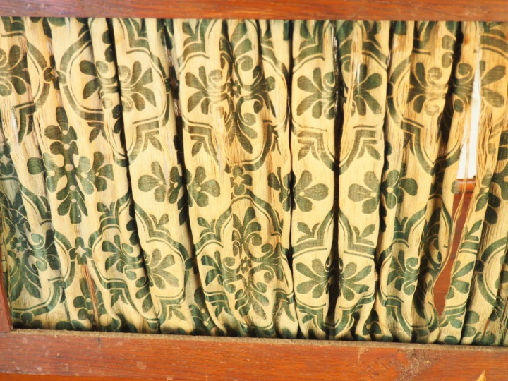 Chiffonnier Louis XV en merisier ouvrant à trois tiroirs légèrement ga