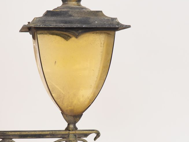 Lanterne en verre et métal.  Dim. 55 x 24 cm