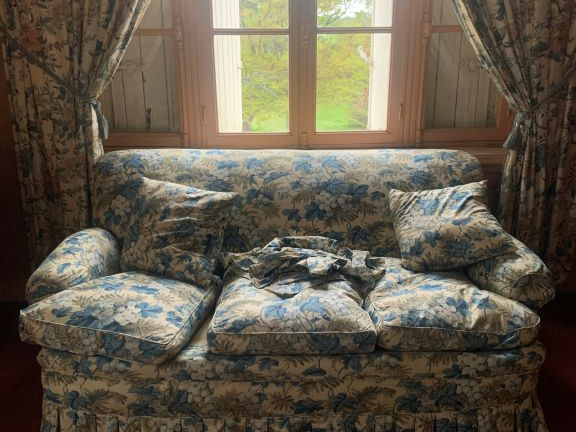 Mobilier de salon comprenant : un canapé et une paire de fauteuils en 