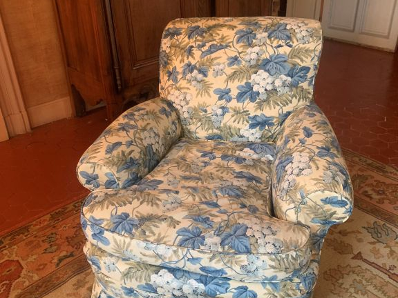 Mobilier de salon comprenant : un canapé et une paire de fauteuils en 
