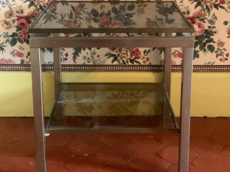 Vente aux enchères Paire de bouts de canapés 1970 en métal et verre fumé. Dim. 55 x 52 x 