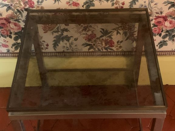Paire de bouts de canapés 1970 en métal et verre fumé. Dim. 55 x 52 x 