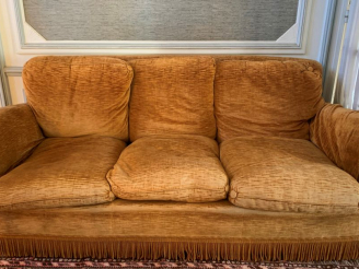 Vente aux enchères Canapé confortable trois places, garniture de velours rouille (usé). D