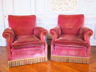 Vente aux enchères Paire de fauteuils confortables, garniture de velours framboise. Dim. 