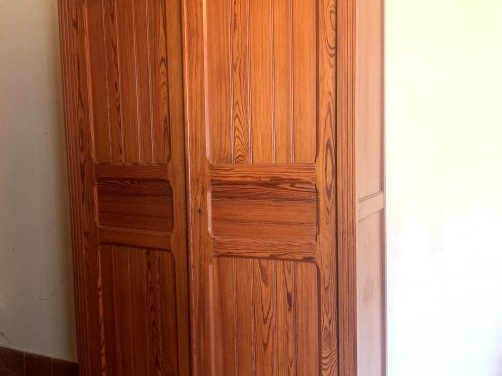 Armoire lingère en pitchpin. Dim. 235 x 115 x 44,5 cm