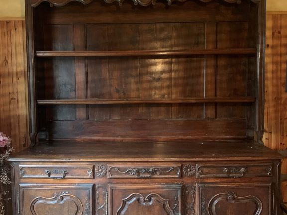 Buffet vaisselier de style Louis XV en bois naturel mouluré et sculpté
