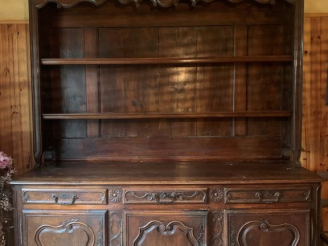 Vente aux enchères Buffet vaisselier de style Louis XV en bois naturel mouluré et sculpté