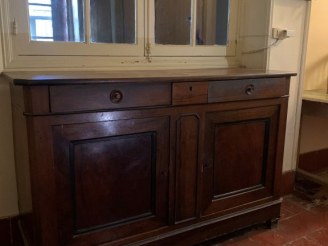 Vente aux enchères Buffet rustique XIXème en noyer, ouvrant à deux portes et deux tiroirs