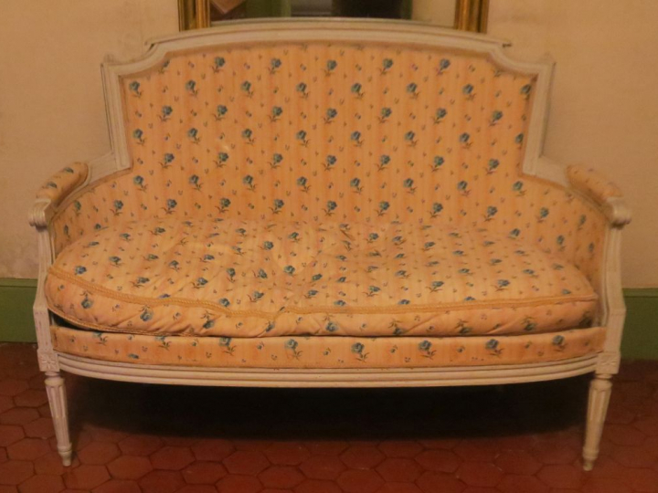 Petit canapé de style Louis XVI en bois laqué gris.