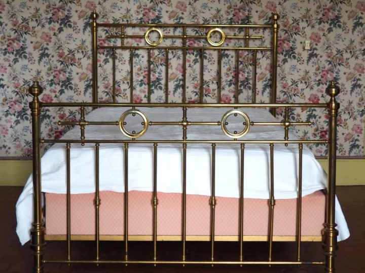Lit en laiton. Dim. montants 106 cm et 145 cm x 150 x 250 cm