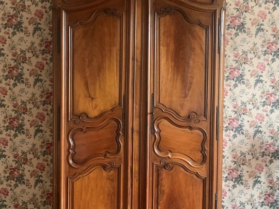 Armoire Louis XV en noyer mouluré ouvrant à deux portes à trois pannea