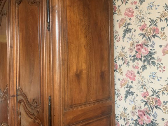 Armoire Louis XV en noyer mouluré ouvrant à deux portes à trois pannea